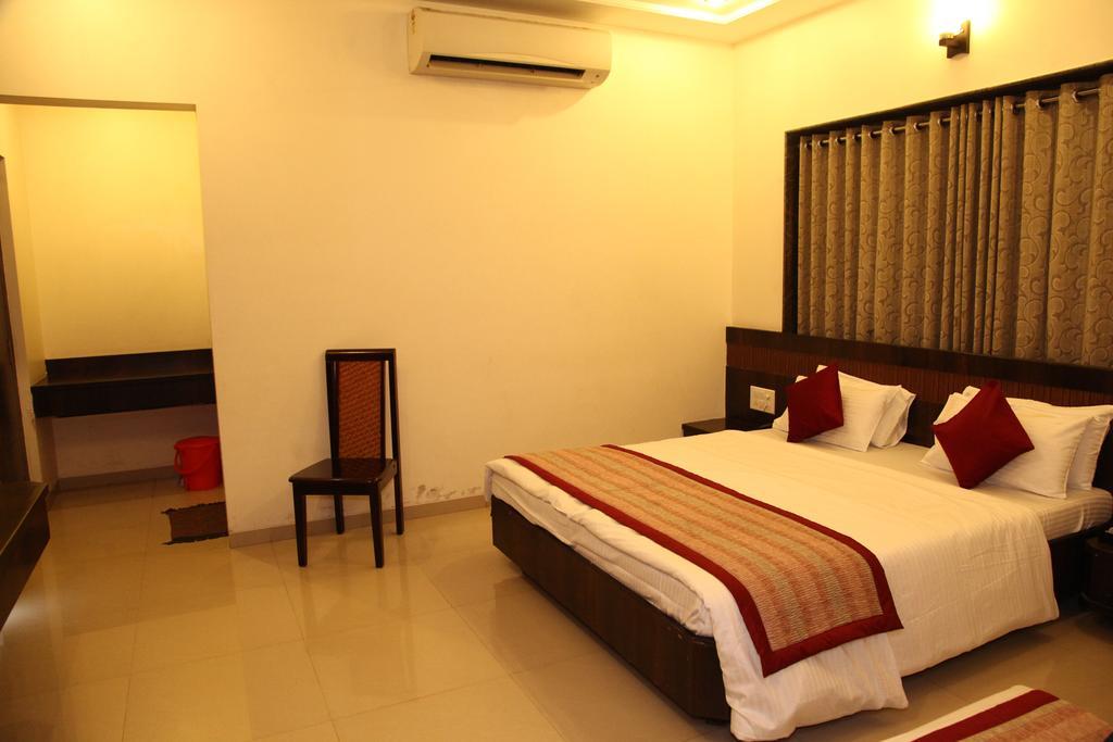 Hotel Sai Ramanand Ширди Екстериор снимка