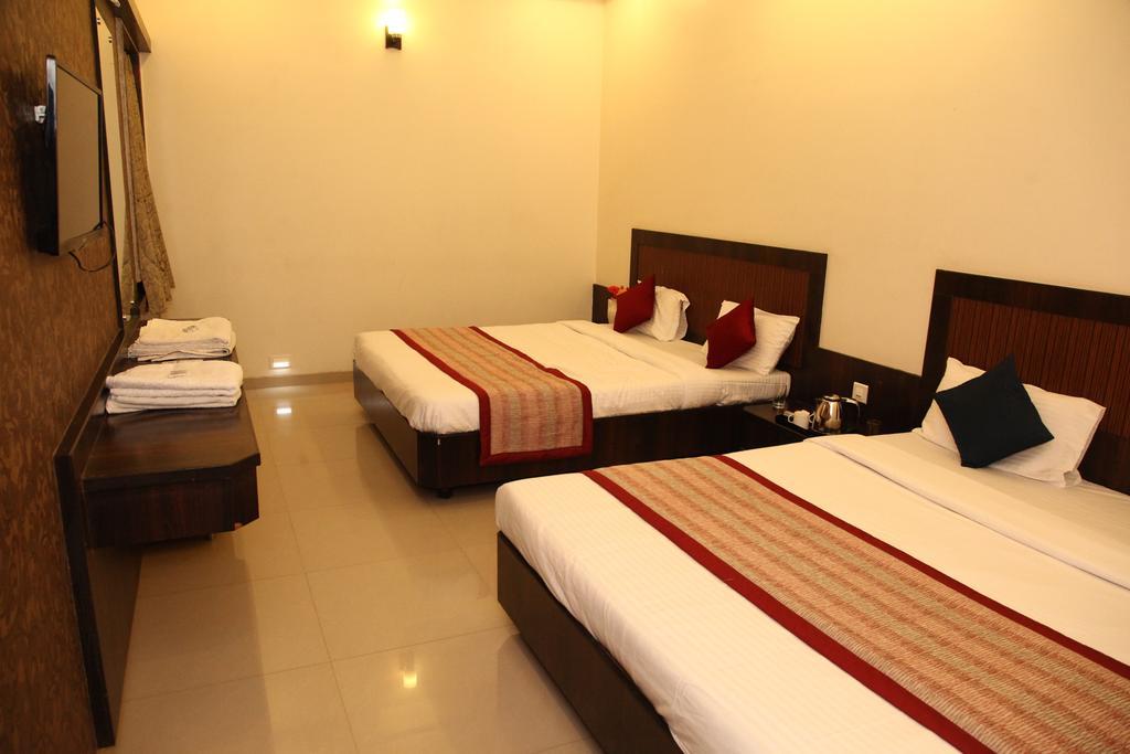 Hotel Sai Ramanand Ширди Екстериор снимка