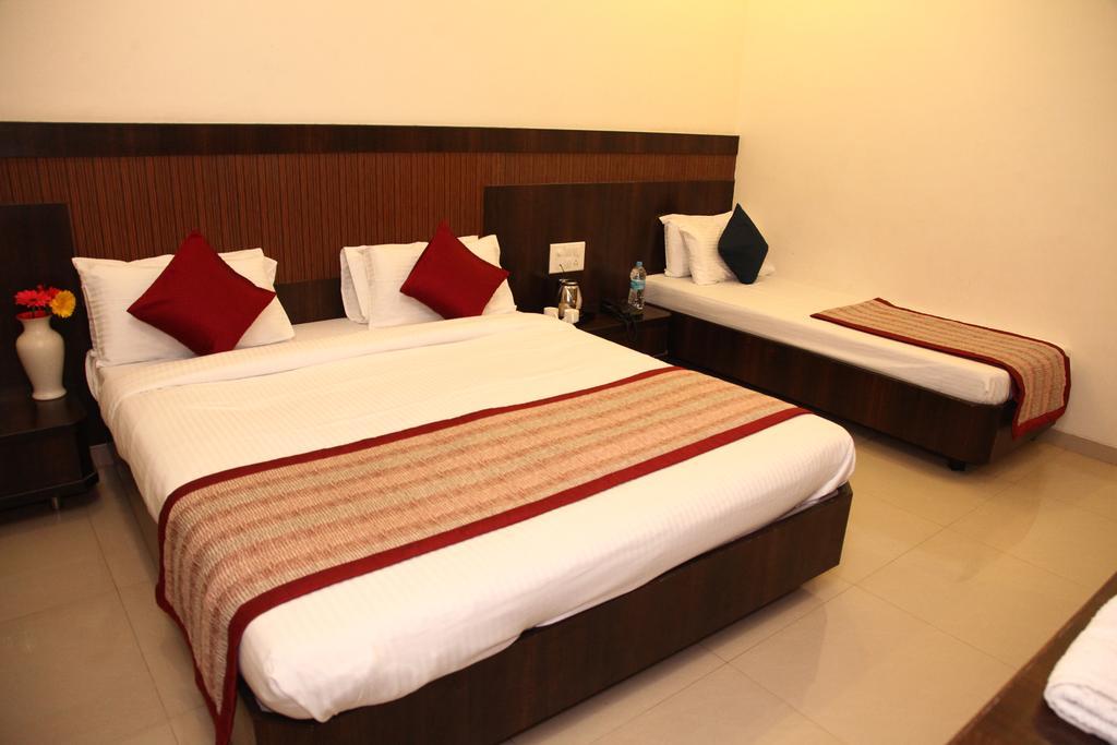 Hotel Sai Ramanand Ширди Екстериор снимка