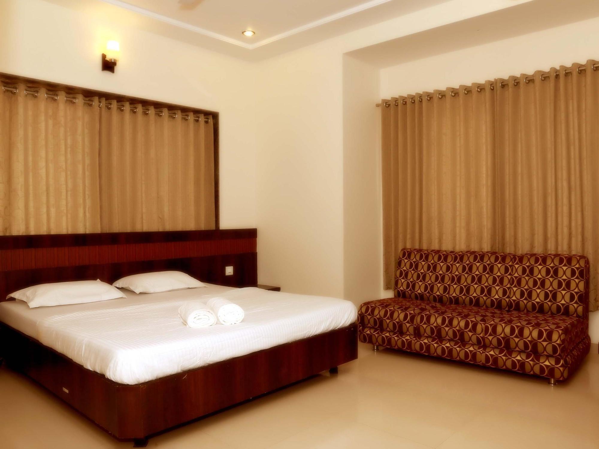 Hotel Sai Ramanand Ширди Екстериор снимка