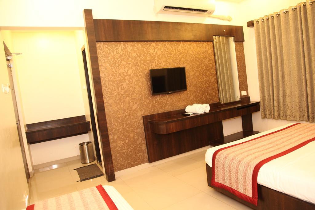 Hotel Sai Ramanand Ширди Екстериор снимка