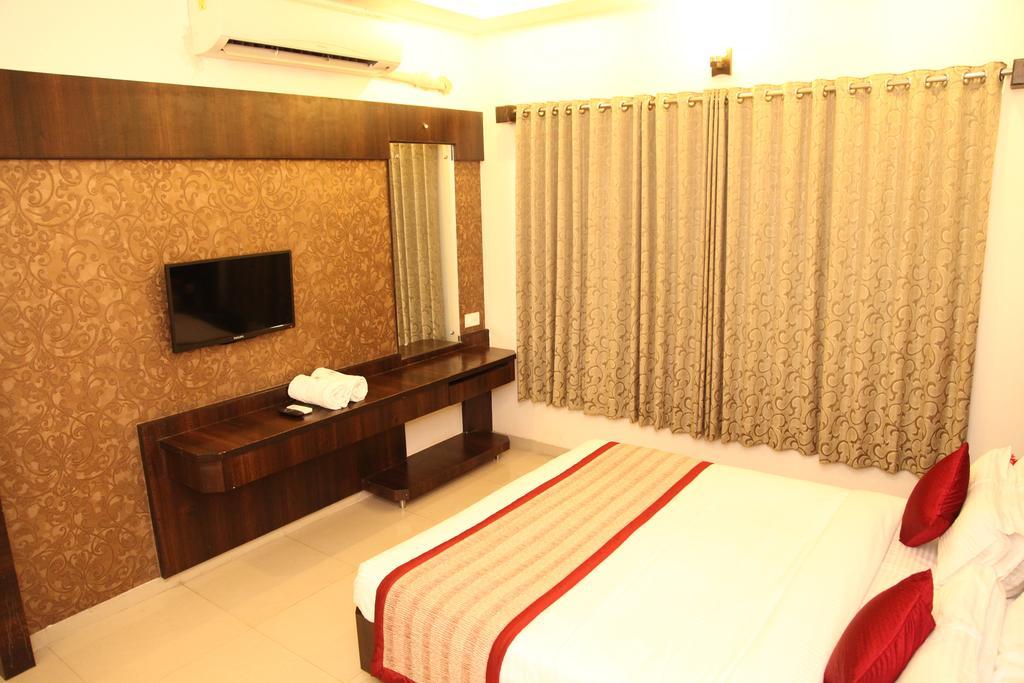 Hotel Sai Ramanand Ширди Екстериор снимка