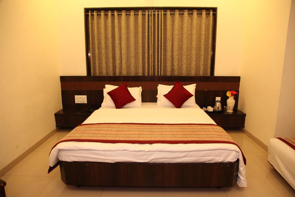 Hotel Sai Ramanand Ширди Екстериор снимка