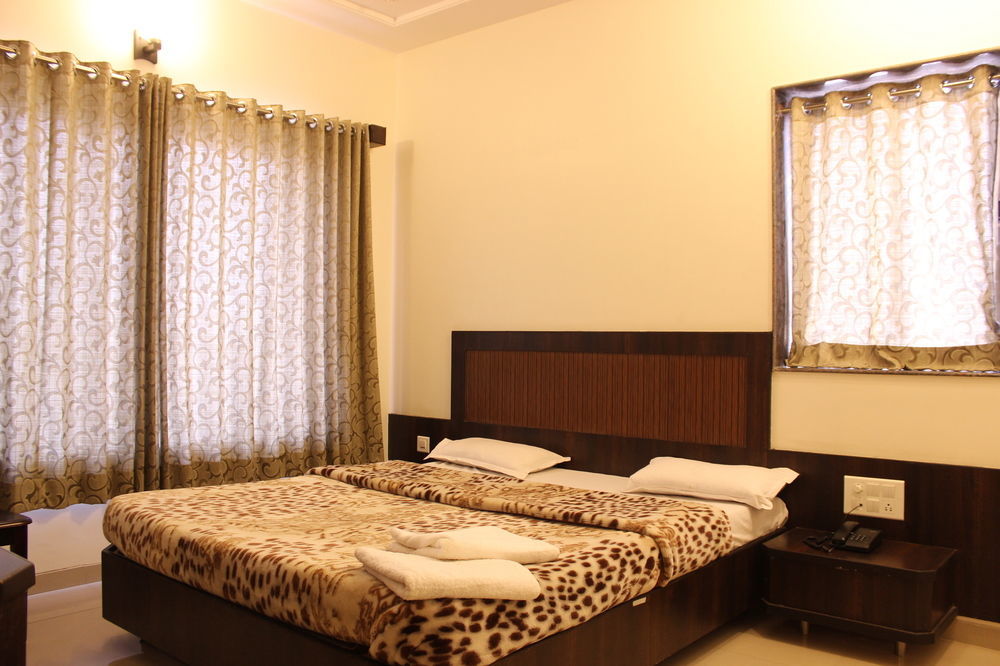 Hotel Sai Ramanand Ширди Екстериор снимка