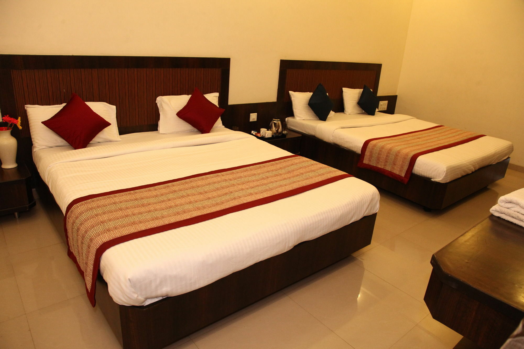 Hotel Sai Ramanand Ширди Екстериор снимка